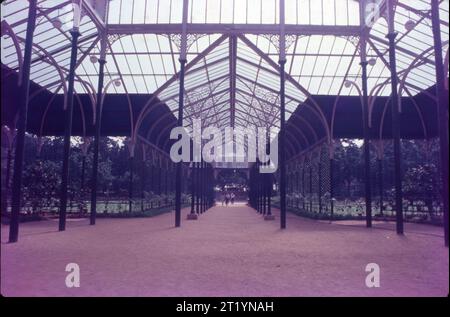 Lalbagh, Un vaste jardin situé dans un terrain de 240 acres au coeur de la ville de Banglore. Mondialement reconnu comme un centre d'art botanique et de conservation des plantes, Lalbagh est l'un des jardins les plus pittoresques de l'état du Karnataka, le parc attire les visiteurs en grand nombre avec sa maison de verre populaire et sert également de maison à pas moins de 1 854 espèces de plantes. Banque D'Images