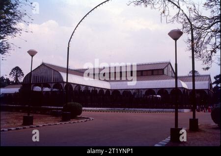 Lalbagh, Un vaste jardin situé dans un terrain de 240 acres au coeur de la ville de Banglore. Mondialement reconnu comme un centre d'art botanique et de conservation des plantes, Lalbagh est l'un des jardins les plus pittoresques de l'état du Karnataka, le parc attire les visiteurs en grand nombre avec sa maison de verre populaire et sert également de maison à pas moins de 1 854 espèces de plantes. Banque D'Images