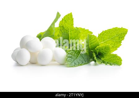 Bonbons à la menthe. Bonbons menthol et feuilles de menthe isolés sur fond blanc. Banque D'Images