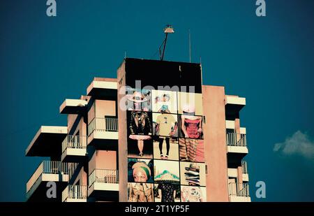 Publicité de mode dans un bâtiment de Tripoli, Liban Banque D'Images