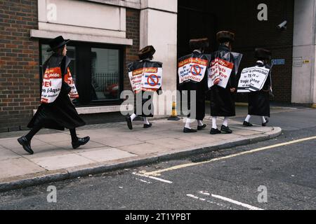 Londres, Royaume-Uni. 14 octobre 2023. Des membres de la communauté juive de Neturei Karta assistent à une manifestation pro-palestinienne dans le centre de Londres. Banque D'Images