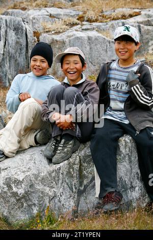 Portrait d'enfants dans le petit village d'Itilleq, Groenland. Banque D'Images