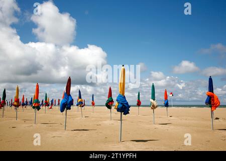 Parasols colorés sur la plage de Deauville. Normandie, France. Banque D'Images