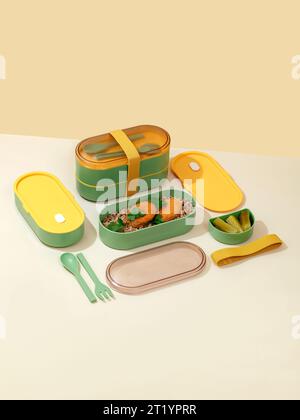 pater des boîtes à lunch sur un fond clair Banque D'Images