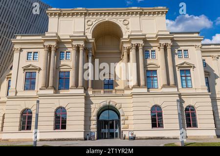 Dresde, Allemagne - 13 août 2023 : vue extérieure du Musée d'Histoire militaire de Dresde. Banque D'Images