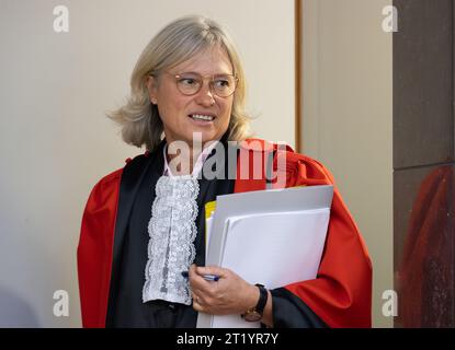 Nivelles, Belgique. 16 octobre 2023. Anne Leclercq, Présidente de la Cour, photographiée lors du procès en assises du citoyen afghan Rahmatullah Omarkhil devant la Cour d’assises de la région de Bruxelles-capitale, qui s’est tenue à Nivelles, lundi 16 octobre 2023. Omarkhil est accusé du meurtre de son compatriote Irfanullah Nani Kheli en avril 2021 à Schaerbeek - Schaarbeek, le poignardant à mort suite à une querelle entre gangs sur le réseau social TikTok. BELGA PHOTO BENOIT DOPPAGNE crédit : Belga News Agency/Alamy Live News Banque D'Images