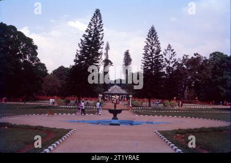 Lalbagh, Un vaste jardin situé dans un terrain de 240 acres au coeur de la ville de Banglore. Mondialement reconnu comme un centre d'art botanique et de conservation des plantes, Lalbagh est l'un des jardins les plus pittoresques de l'état du Karnataka, le parc attire les visiteurs en grand nombre avec sa maison de verre populaire et sert également de maison à pas moins de 1 854 espèces de plantes. Banque D'Images