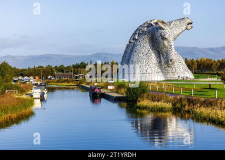 Falkirk, Royaume-Uni. 13 octobre 2023 photo : les Kelpies sont des sculptures en tête de cheval de 30 mètres de haut (98 pieds) représentant des kelpies (wate changeant de forme Banque D'Images