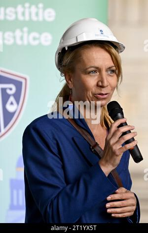 Bruxelles, Belgique. 16 octobre 2023. Le secrétaire d’État de la région de Bruxelles, ans Persoons, photographié lors d’une visite du début des travaux de rénovation de la façade du Palais de Justice à Bruxelles, lundi 16 octobre 2023. BELGA PHOTO DIRK WAEM crédit : Belga News Agency/Alamy Live News Banque D'Images