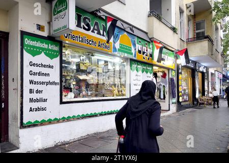 10.10.2023, Berlin - Deutschland. Die Sonnenallee in Neukölln ist arabisch geprägt, es gibt diverse Geschäfte. In diesem kann man palästinensische Flaggen kaufen und T-Shirts mit der Aufschrift Free Palestine . *** 10 10 2023, Berlin Allemagne le Sonnenallee à Neukölln est arabe, il y a plusieurs magasins dans celui-ci, vous pouvez acheter des drapeaux palestiniens et des T-shirts avec l'inscription Free Palestine Credit : Imago/Alamy Live News Banque D'Images