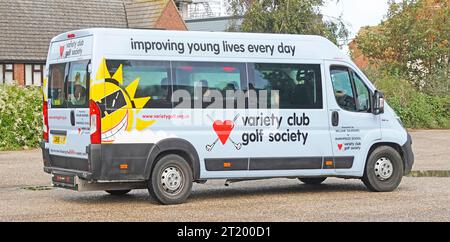 Une société britannique de golf Variety Club a fait don d'un minibus Sunshine arrivant à Hunstanton avec des jeunes défavorisés à la station balnéaire de Norfolk, Angleterre Banque D'Images