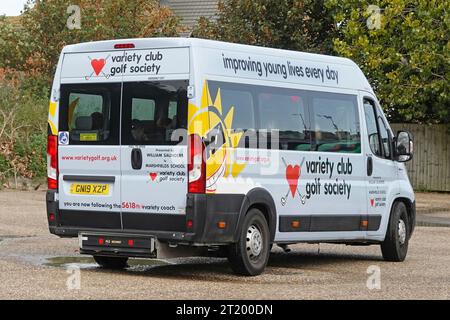 Une société britannique de golf Variety Club a fait don d'un minibus Sunshine arrivant à Hunstanton avec des jeunes défavorisés à la station balnéaire de Norfolk, Angleterre Banque D'Images