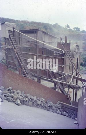 Une carrière est un type de mine à ciel ouvert dans lequel la dimension pierre, roche, agrégat de construction, enfonce, sable, gravier, ou ardoise est excavé du sol. L’exploitation des carrières est réglementée dans certaines juridictions afin de gérer les risques pour la sécurité et de réduire leur impact environnemental. Banque D'Images