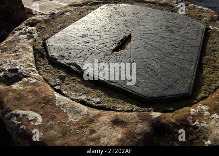 Vieux cadran solaire à l'église St Patrick, Jurby, île de Man Banque D'Images