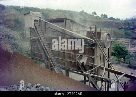 Une carrière est un type de mine à ciel ouvert dans lequel la dimension pierre, roche, agrégat de construction, enfonce, sable, gravier, ou ardoise est excavé du sol. L’exploitation des carrières est réglementée dans certaines juridictions afin de gérer les risques pour la sécurité et de réduire leur impact environnemental. Banque D'Images