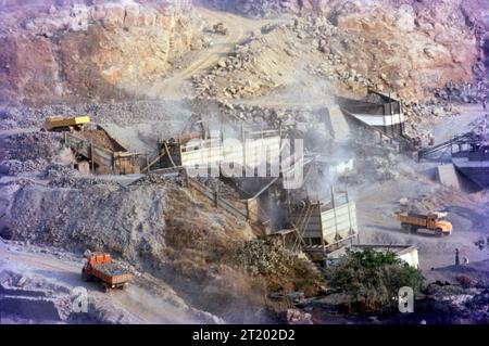 Une carrière est un type de mine à ciel ouvert dans lequel la dimension pierre, roche, agrégat de construction, enfonce, sable, gravier, ou ardoise est excavé du sol. L’exploitation des carrières est réglementée dans certaines juridictions afin de gérer les risques pour la sécurité et de réduire leur impact environnemental. Banque D'Images