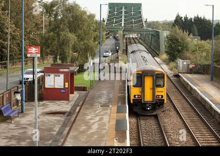 Northern Class 150 diesel multiple unit 150268 quitte la station Althorpe avec le service 2P11 1138 Doncaster - Scunthorpe le 2/10/23. Banque D'Images