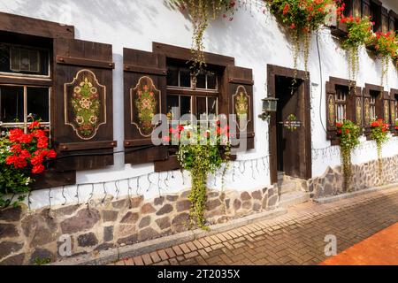 La façade d'un bâtiment traditionnel dans la région de la Forêt-Noire avec une inscription populaire sur la porte. « Grüß Gott tritt ein Bring Glück Here », whic Banque D'Images