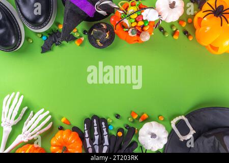 Fond coloré lumineux d'accessoires de fête d'enfants Halloween, traiter ou tricher des vacances avec des bonbons colorés, costumes traditionnels de personnages d'Halloween, Banque D'Images