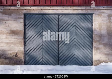 Portes de sous-sol en bois bleu avec serrure en hiver. Banque D'Images