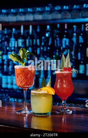 trois cocktails sophistiqués avec des décorations fraîches sur le comptoir de bar, photo d'objet, concept Banque D'Images