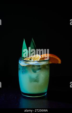 trempage old fashioned avec garniture de tranche orange sur fond noir, concept Banque D'Images