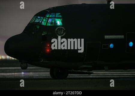 Pembrey, Royaume-Uni. 16 octobre 2023. Un C130 Hercules de l'USAF, sorti des terres de la RAF Mildenhall sur Pembrey Beach, une première pour l'USAF, contrôlé par des équipages au sol de Mildenhall et supervisé par les équipages de la RAF Brize Norton, débarquèrent de 00:00 à 01:40 à Pembrey Beach, Pembrey, Royaume-Uni, le 16 octobre 2023 (photo de Thomas Winstone/News Images) à Pembrey, Royaume-Uni le 10/16/2023. (Photo de Thomas Winstone/News Images/Sipa USA) crédit : SIPA USA/Alamy Live News Banque D'Images