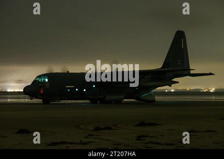 Pembrey, Royaume-Uni. 16 octobre 2023. Un C130 Hercules de l'USAF, sorti des terres de la RAF Mildenhall sur Pembrey Beach, une première pour l'USAF, contrôlé par des équipages au sol de Mildenhall et supervisé par les équipages de la RAF Brize Norton, débarquèrent de 00:00 à 01:40 à Pembrey Beach, Pembrey, Royaume-Uni, le 16 octobre 2023 (photo de Thomas Winstone/News Images) à Pembrey, Royaume-Uni le 10/16/2023. (Photo de Thomas Winstone/News Images/Sipa USA) crédit : SIPA USA/Alamy Live News Banque D'Images