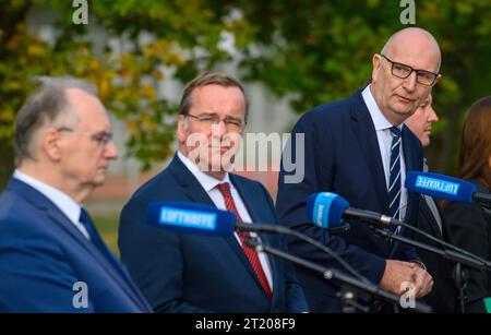 Holzdorf, Allemagne. 16 octobre 2023. Reiner Haseloff (de gauche à droite, CDU), ministre-président de Saxe-Anhalt, le ministre allemand de la Défense Boris Pistorius (SPD) et le ministre-président de Brandebourg Dietmar Woidke (SPD), font un communiqué de presse conjoint après leur visite à la base aérienne de Holzdorf. Avec les ministres-présidents de Brandebourg et de Saxe-Anhalt, Pistorius s'est informé sur le site ainsi que sur les grands projets en cours. Crédit : Klaus-Dietmar Gabbert/dpa/Alamy Live News Banque D'Images