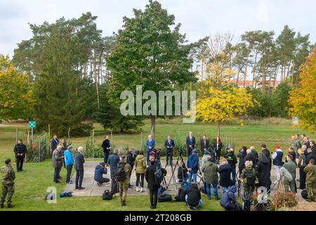 Holzdorf, Allemagne. 16 octobre 2023. Reiner Haseloff (CDU, arrière gauche-droite), ministre-président de Saxe-Anhalt, ministre allemand de la Défense Boris Pistorius (SPD) et Dietmar Woidke (SPD), ministre-président de Brandebourg, font un communiqué de presse commun après leur visite à la base aérienne de Holzdorf. Avec les ministres-présidents de Brandebourg et de Saxe-Anhalt, Pistorius s'est informé sur le site ainsi que sur les grands projets en cours. Crédit : Klaus-Dietmar Gabbert/dpa/Alamy Live News Banque D'Images