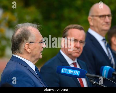 Holzdorf, Allemagne. 16 octobre 2023. Reiner Haseloff (de gauche à droite, CDU), ministre-président de Saxe-Anhalt, le ministre allemand de la Défense Boris Pistorius (SPD) et le ministre-président de Brandebourg Dietmar Woidke (SPD), font un communiqué de presse conjoint après leur visite à la base aérienne de Holzdorf. Avec les ministres-présidents de Brandebourg et de Saxe-Anhalt, Pistorius s'est informé sur le site ainsi que sur les grands projets en cours. Crédit : Klaus-Dietmar Gabbert/dpa/Alamy Live News Banque D'Images