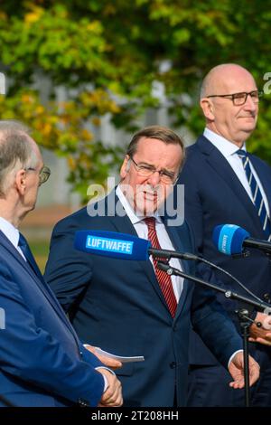 Holzdorf, Allemagne. 16 octobre 2023. Reiner Haseloff (de gauche à droite, CDU), ministre-président de Saxe-Anhalt, le ministre allemand de la Défense Boris Pistorius (SPD) et le ministre-président de Brandebourg Dietmar Woidke (SPD), font un communiqué de presse conjoint après leur visite à la base aérienne de Holzdorf. Avec les ministres-présidents de Brandebourg et de Saxe-Anhalt, Pistorius s'est informé sur le site ainsi que sur les grands projets en cours. Crédit : Klaus-Dietmar Gabbert/dpa/Alamy Live News Banque D'Images