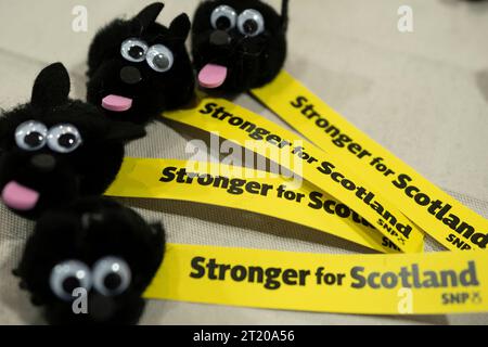 Aberdeen, Écosse, Royaume-Uni. 16 octobre 2023. Deuxième jour de la conférence annuelle SNP tenue au centre de conférence P et J Live à Aberdeen. Souvenirs SNP en vente sur le stand du lieu. Iain Masterton/Alamy Live News Banque D'Images