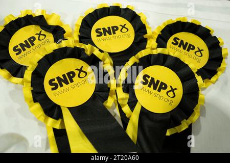 Aberdeen, Écosse, Royaume-Uni. 16 octobre 2023. Deuxième jour de la conférence annuelle SNP tenue au centre de conférence P et J Live à Aberdeen. Souvenirs SNP en vente sur le stand du lieu. Iain Masterton/Alamy Live News Banque D'Images