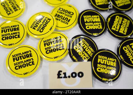 Aberdeen, Écosse, Royaume-Uni. 16 octobre 2023. Deuxième jour de la conférence annuelle SNP tenue au centre de conférence P et J Live à Aberdeen. Souvenirs SNP en vente sur le stand du lieu. Iain Masterton/Alamy Live News Banque D'Images