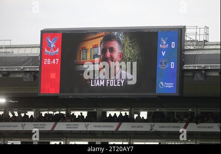 Liam Foley se souvient sur le grand écran en train de faire le match après avoir perdu la vie dans un incident tragique avec un bus de Londres à Brixton. - Crystal Palace v Everton Premier League, Selhurst Park Stadium, Croydon, Royaume-Uni - 22 avril 2023. Usage éditorial uniquement - des restrictions DataCo s'appliquent. Banque D'Images