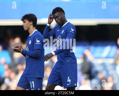 Joao Felix et Benoit Badiashile de Chelsea semblent déçus et découragés. - Chelsea v Brighton & Hove Albion, Premier League, Stamford Bridge Stadium, Londres, Royaume-Uni - 15 avril 2023. Usage éditorial uniquement - des restrictions DataCo s'appliquent Banque D'Images