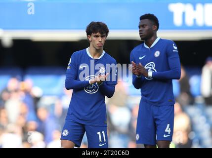 Joao Felix et Benoit Badiashile de Chelsea semblent déçus et découragés. - Chelsea v Brighton & Hove Albion, Premier League, Stamford Bridge Stadium, Londres, Royaume-Uni - 15 avril 2023. Usage éditorial uniquement - des restrictions DataCo s'appliquent Banque D'Images