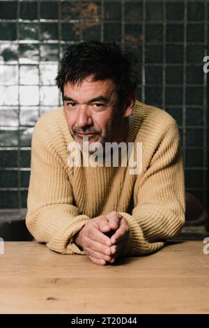 Portrait de l'humoriste français Thomas VDB à l'Hôtel de l'Europe à Amsterdam - Mai 2023 Banque D'Images