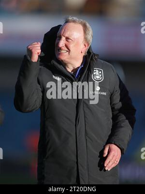 Neil Warnock Manager de Huddersfield Town célèbre à temps plein. - Millwall v Huddersfield Town, Sky Bet Championship, The New Den Stadium, Londres. - 18 mars 2023. Usage éditorial uniquement - des restrictions DataCo s'appliquent. Banque D'Images