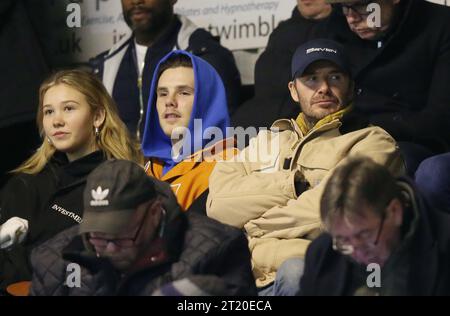 David Beckham, Cruz Beckham et Tana Holding. - Brentford B contre Arsenal U21, Premier League Cup, quart de finale, VBS Community Stadium, Sutton, Royaume-Uni - 13 mars 2023. Usage éditorial uniquement - des restrictions DataCo s'appliquent, usage éditorial uniquement. Banque D'Images