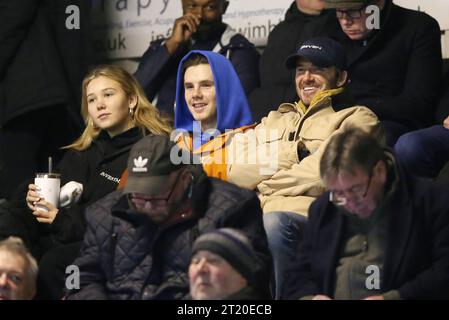 David Beckham, Cruz Beckham et Tana Holding. - Brentford B contre Arsenal U21, Premier League Cup, quart de finale, VBS Community Stadium, Sutton, Royaume-Uni - 13 mars 2023. Usage éditorial uniquement - des restrictions DataCo s'appliquent, usage éditorial uniquement. Banque D'Images