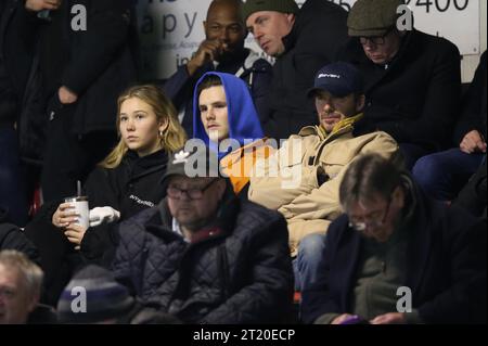 David Beckham, Cruz Beckham et Tana Holding. - Brentford B contre Arsenal U21, Premier League Cup, quart de finale, VBS Community Stadium, Sutton, Royaume-Uni - 13 mars 2023. Usage éditorial uniquement - des restrictions DataCo s'appliquent, usage éditorial uniquement. Banque D'Images