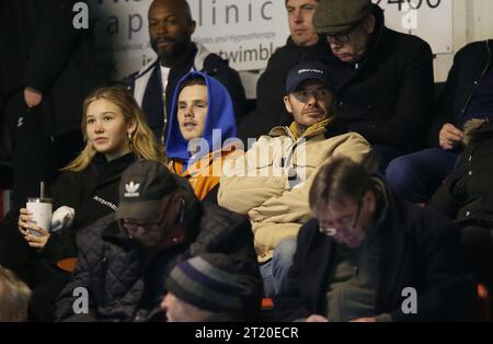 David Beckham, Cruz Beckham et Tana Holding. - Brentford B contre Arsenal U21, Premier League Cup, quart de finale, VBS Community Stadium, Sutton, Royaume-Uni - 13 mars 2023. Usage éditorial uniquement - des restrictions DataCo s'appliquent, usage éditorial uniquement. Banque D'Images