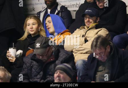 David Beckham, Cruz Beckham et Tana Holding. - Brentford B contre Arsenal U21, Premier League Cup, quart de finale, VBS Community Stadium, Sutton, Royaume-Uni - 13 mars 2023. Usage éditorial uniquement - des restrictions DataCo s'appliquent, usage éditorial uniquement. Banque D'Images