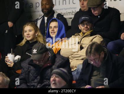 David Beckham, Cruz Beckham et Tana Holding. - Brentford B contre Arsenal U21, Premier League Cup, quart de finale, VBS Community Stadium, Sutton, Royaume-Uni - 13 mars 2023. Usage éditorial uniquement - des restrictions DataCo s'appliquent, usage éditorial uniquement. Banque D'Images