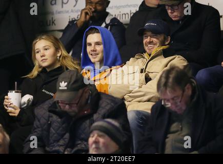 David Beckham, Cruz Beckham et Tana Holding. - Brentford B contre Arsenal U21, Premier League Cup, quart de finale, VBS Community Stadium, Sutton, Royaume-Uni - 13 mars 2023. Usage éditorial uniquement - des restrictions DataCo s'appliquent, usage éditorial uniquement. Banque D'Images