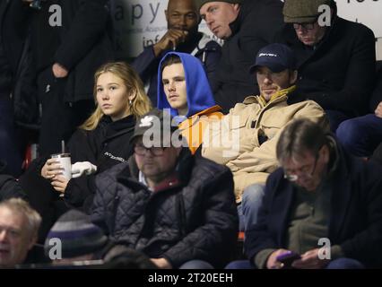 David Beckham, Cruz Beckham et Tana Holding. - Brentford B contre Arsenal U21, Premier League Cup, quart de finale, VBS Community Stadium, Sutton, Royaume-Uni - 13 mars 2023. Usage éditorial uniquement - des restrictions DataCo s'appliquent, usage éditorial uniquement. Banque D'Images