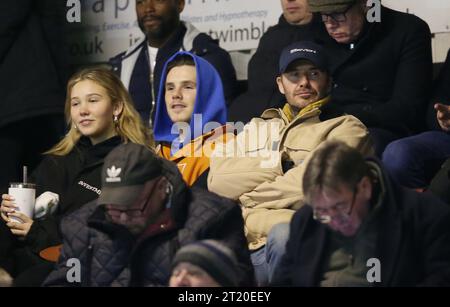 David Beckham, Cruz Beckham et Tana Holding. - Brentford B contre Arsenal U21, Premier League Cup, quart de finale, VBS Community Stadium, Sutton, Royaume-Uni - 13 mars 2023. Usage éditorial uniquement - des restrictions DataCo s'appliquent, usage éditorial uniquement. Banque D'Images