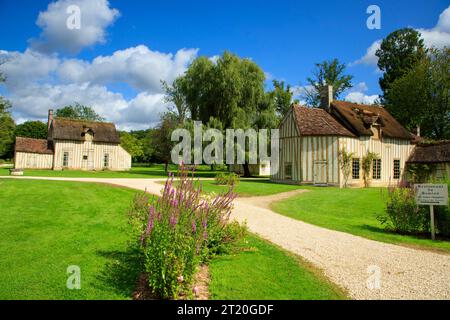 Le château de Chantilly (au nord de Paris) : folie « Hameau de Chantilly » dans le jardin Banque D'Images